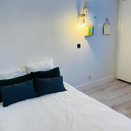 Studio Face Au Centre Commercial Appartement