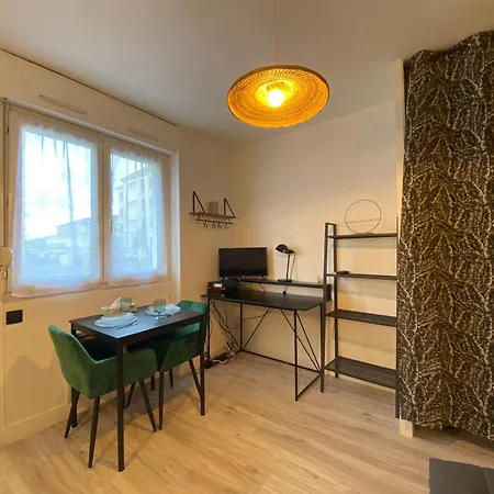 Appartement Studio Face Au Centre Commercial *